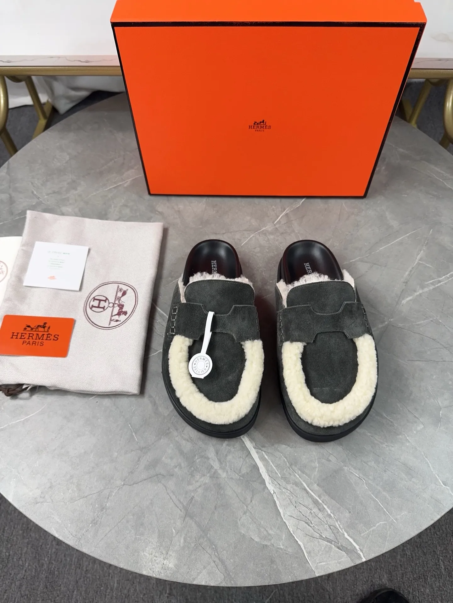 p460🐮🐮HERMES Birkenstock Mules🍬 Spring and summer really need versatile slippers. They have a casual and high-end feel, and the comfort is also great. The large toe design adds a playful feel, and the slip-on design is convenient and practical to wear. 🌷Upper: original high mercerized cow velvet 🌷Inner lining: wool 🌷Outsole: original TPU water platform + rubber film combination 🌷Number of sizes: women's size 35-40 (40-41 -42 is not returnable) men's size: 38-45 (45 is not returnable)